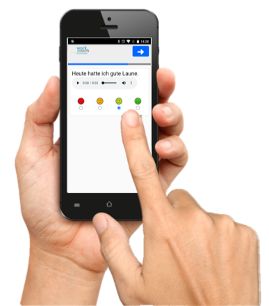 Bild: Hand bedient die Software Workcoach an einem Smartphone